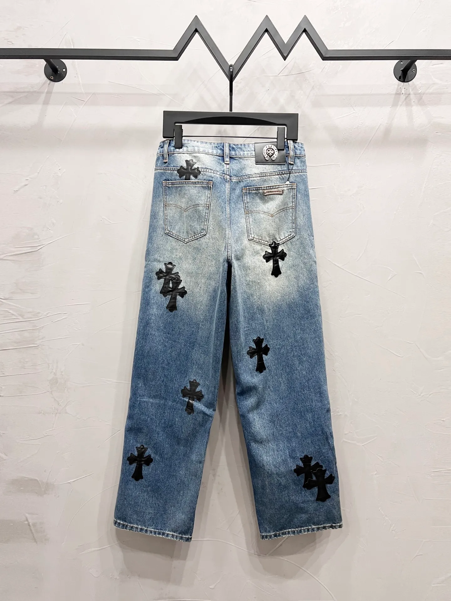 P260 Style number: [M936] Chrome hearts & Chrome hearts 25ss black leather cross patch leather jeans Chrome hearts’ logging pants are here! ! ! CH Croix Heart Double Knee Cross Patch Leather Bo1 Style Logging Pants Straight-leg Work Pants B136 Croix Heart Cross Sanskrit Overalls Price 24W Level, patchwork cross pattern embellishment, high-waisted washed jeans! ! Absolutely high-end luxury products, 1.9W level god-level single products, super popular products, made by top heavy industry, not to be missed. About Zangyin, this is an extremely luxurious fashion brand, which can also be called the nobles of the high street. It has always been an exclusive brand of some hipsters or rich second generation. Compared with ordinary high streets, it is more luxurious and noble. Compared with luxury brands, it has a more fashionable personality and has always been a brand that I have a special liking for. Imported yarn is custom-woven into a high-density twill canvas, which ensures a crisp silhouette while also making the fabric feel very delicate. It follows the B01 classic silhouette, with a crisp and stylish upper body. The ready-made garments are stone-ground and fermented and can be matched with any style. Buttons and zinc brushing are washed with genuine YKK retro metal products. Double-layered canvas on the front. Perfect details. All hardware is perfect. Size: 30-32-34-36 Color: blue pants and black leather